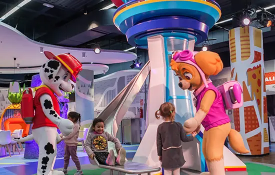 Des enfants avec les personnages Marcus et Stella dans l'espace couvert Adventure Bay de Nickelodeon Adventure Lakeside