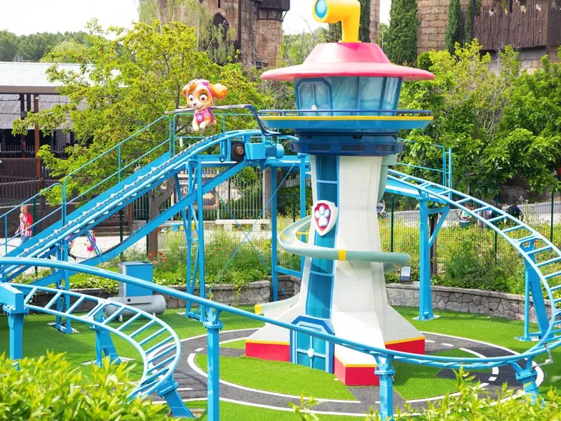 La montagne russe Patrulla Canina et sa tour de contrôle au Parque de Atracciones de Madrid